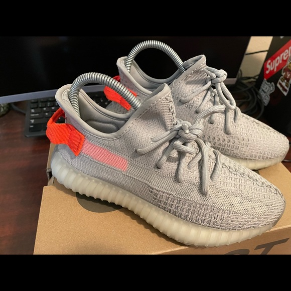 Adidas Yeezy Boost 350 V2 Tail Light FX9017 Size 5M / 6W - Picture 5 of 8